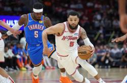 爱游戏体育-切特南联客场不敌，遭遇颓势