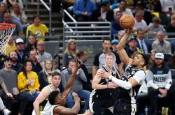 爱游戏大厅-湖人翻盘雄鹿，卡鲁索制霸全场