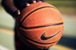 爱游戏-赛道与球场的双重奏，F1街道赛焦点战与开拓者轻取凯尔特人的启示