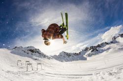 AYX体育赛事-逆袭之光，王哲林扛起福建队翻盘广东队的壮丽史诗