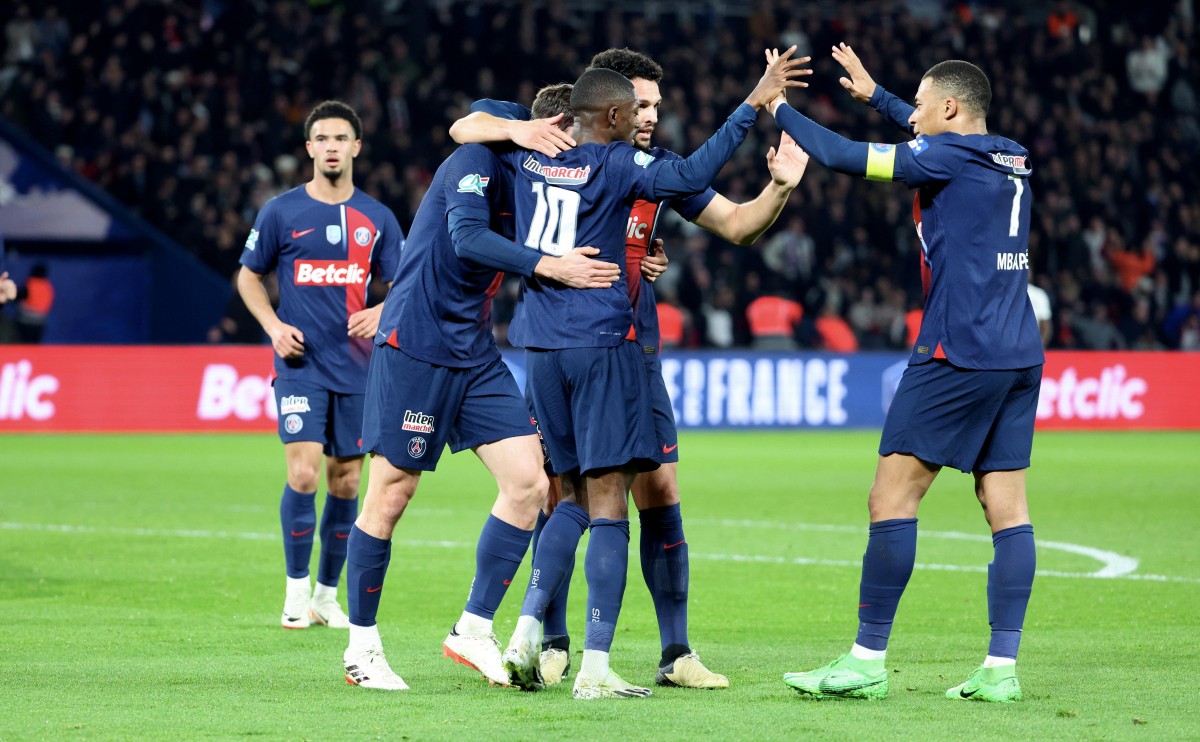 包含巴黎圣日耳曼逼平昂热，法甲保持不败势头的词条