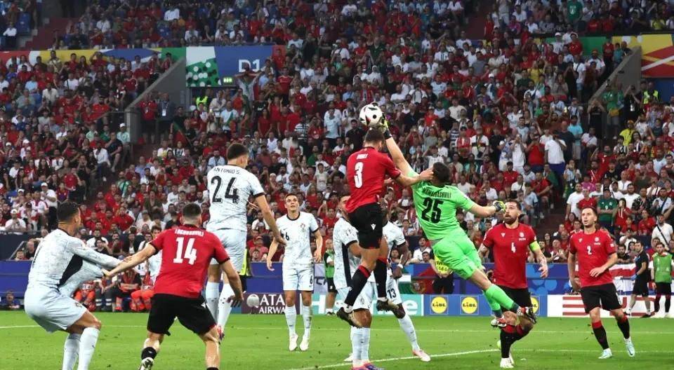 关于西班牙客场战平瑞典，小组出线前景暂时悬浮的信息