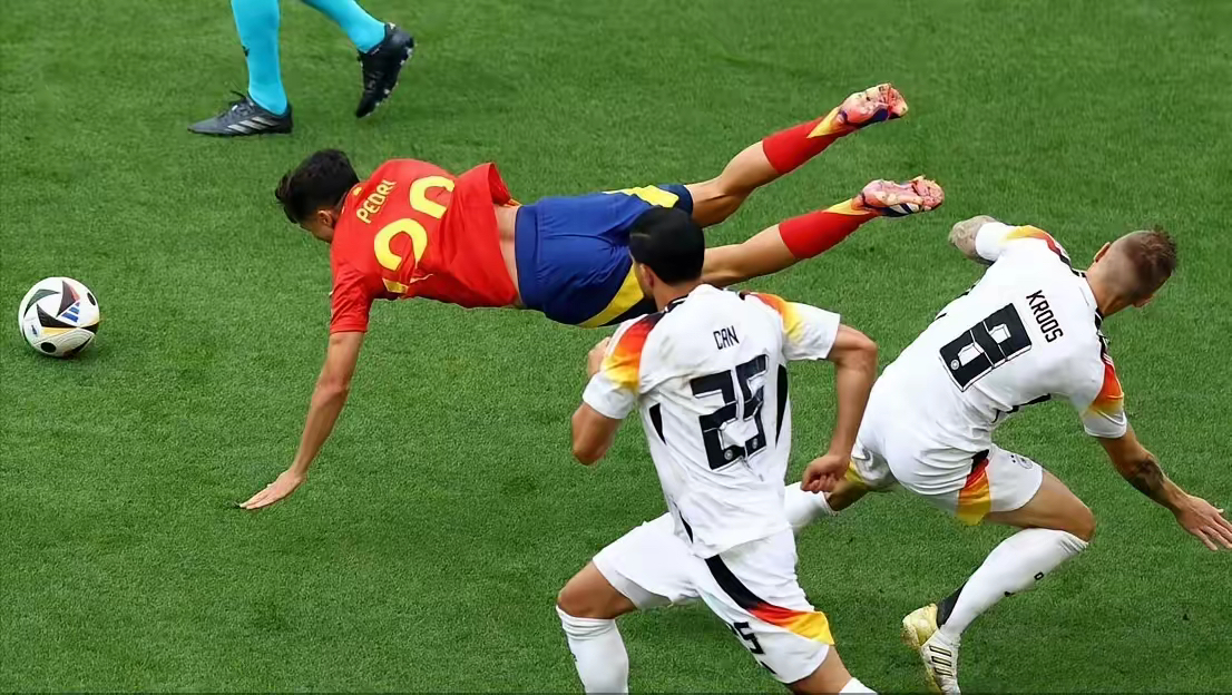 精彩足球对决，场上画面惊险刺激