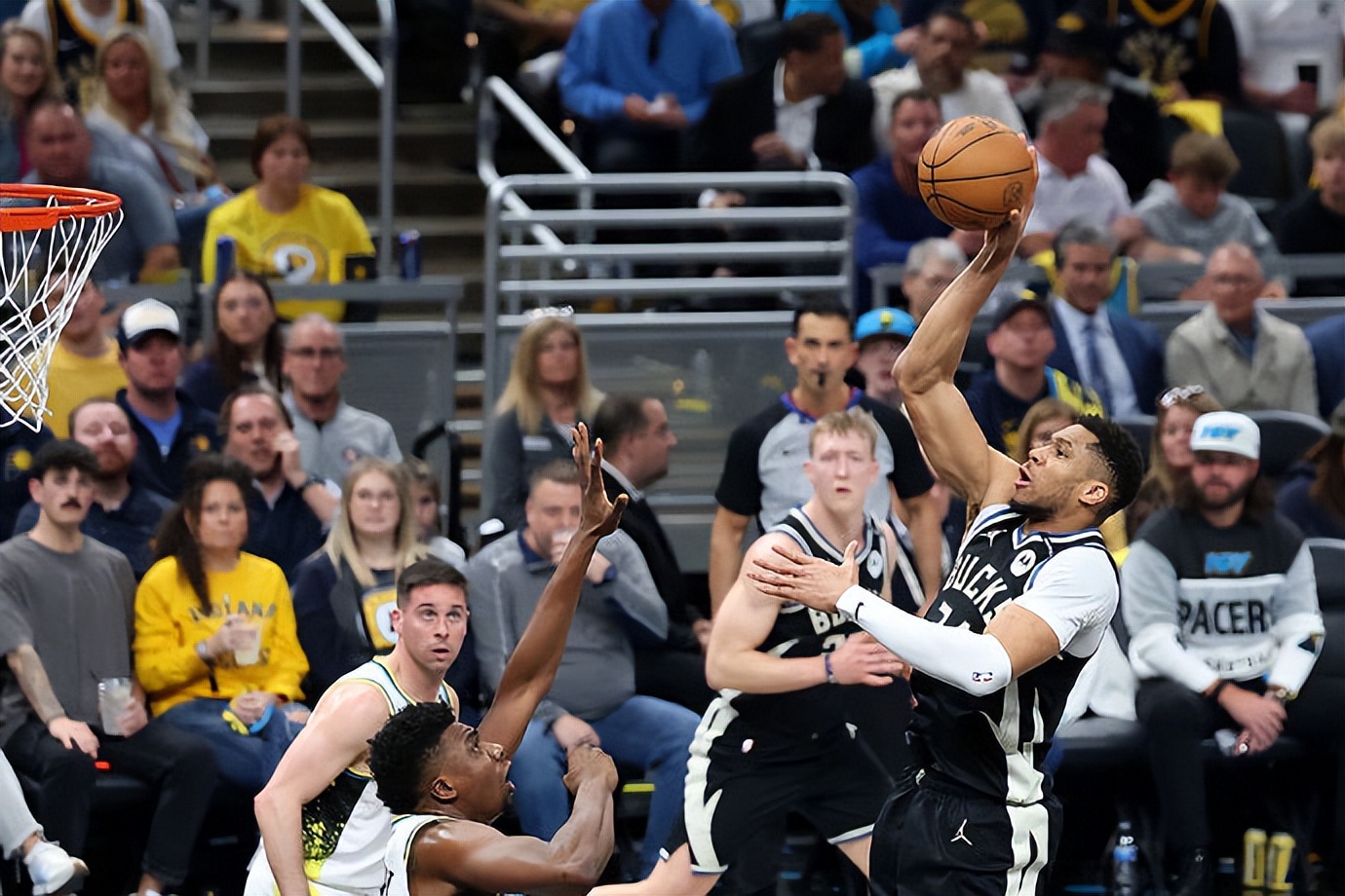 湖人翻盘雄鹿,卡鲁索制霸全场 湖人翻盘雄鹿,卡鲁索制霸全场