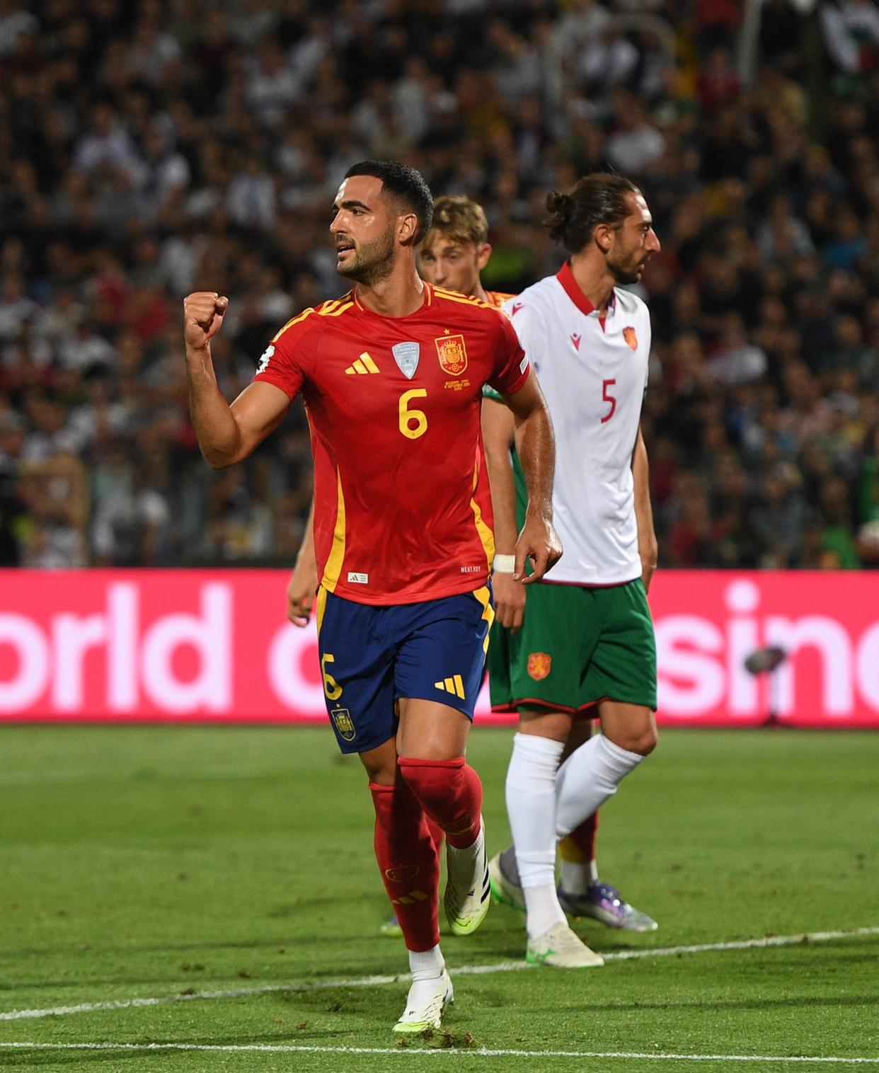 西班牙队风头无两，轻松取胜