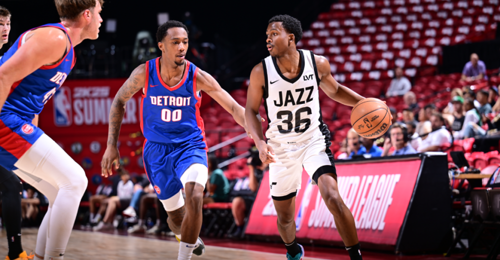 爵士后卫全面表现,引领球队取胜 爵士后卫全面表现,引领球队取胜