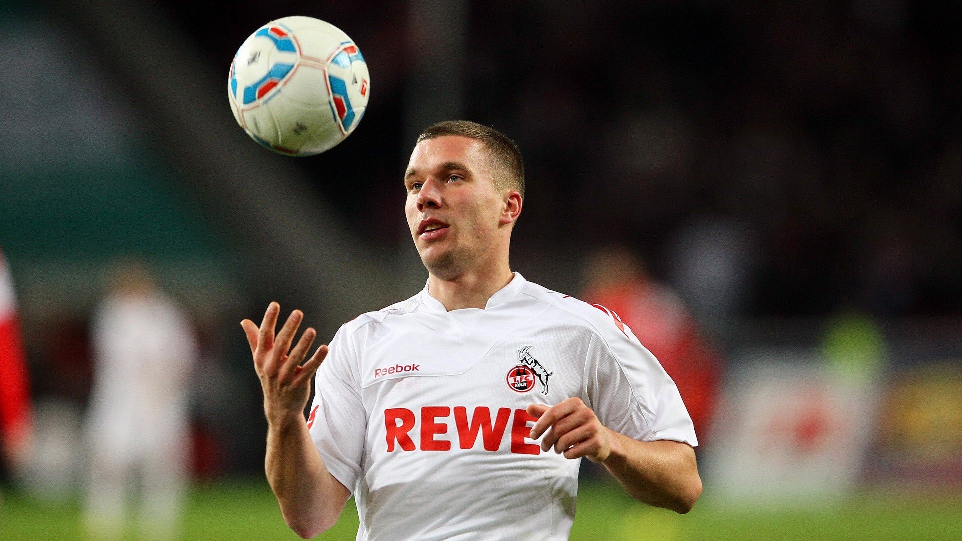 莱奥爆发!阿尔及利亚强势晋级,AC米兰的双重狂喜之夜