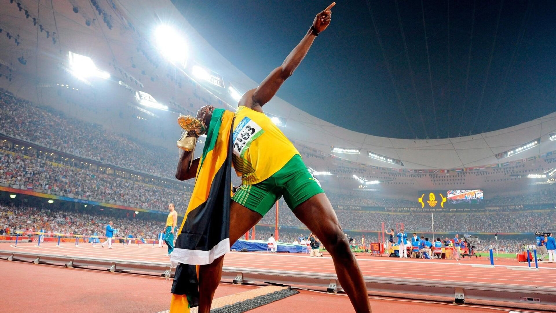 老鹰展翅轻取76人，伦纳德化身关键先生定乾坤