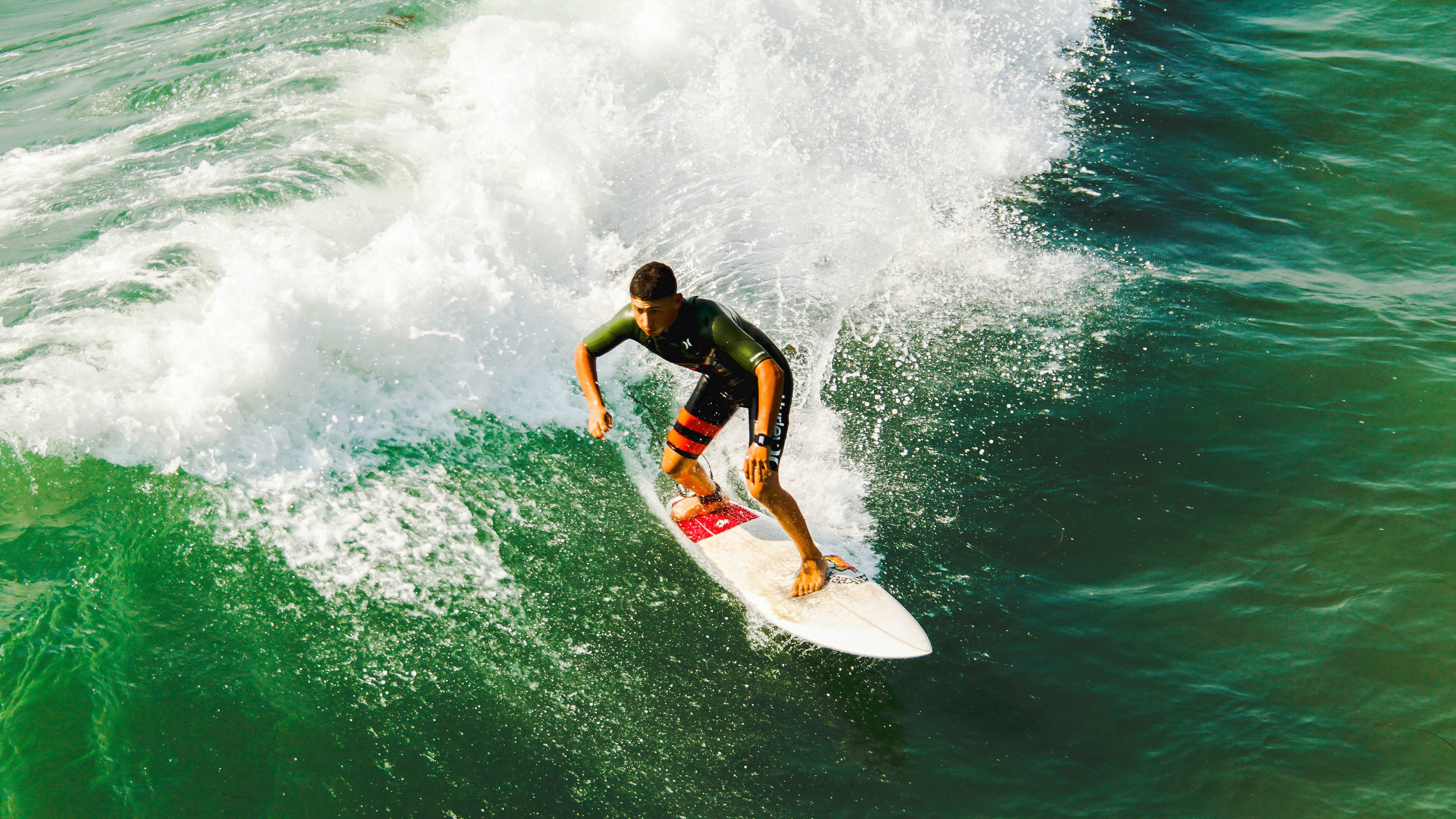 若日尼奥的魔法时刻，在年度焦点之战中接管比赛，哥伦比亚击溃加拿大